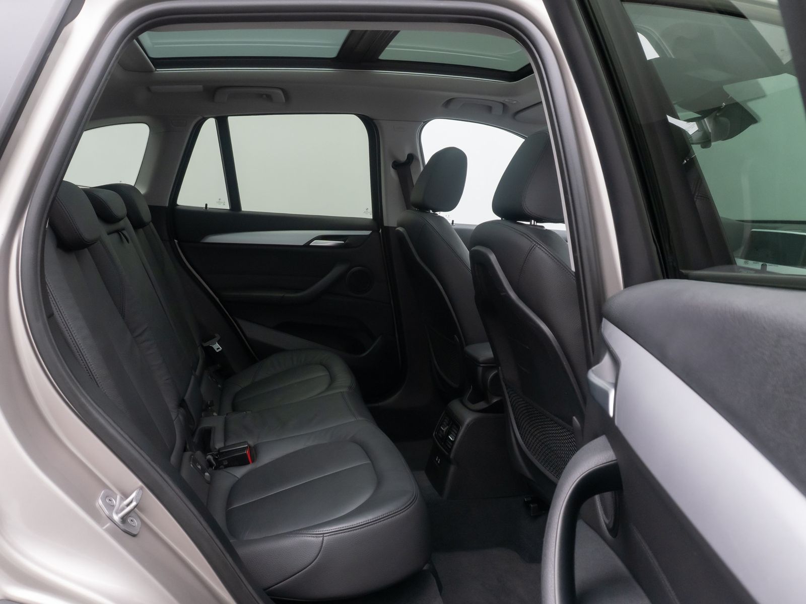 Fahrzeugabbildung BMW X1 xD18d Panorama Kamera DAB HiFi MSport Leder