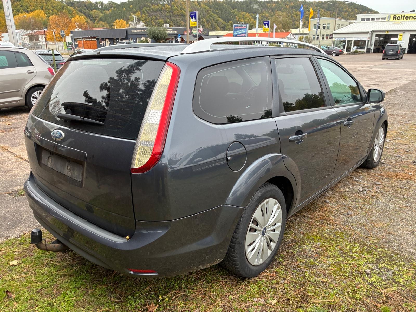 Ford Focus 2010 — rear view
