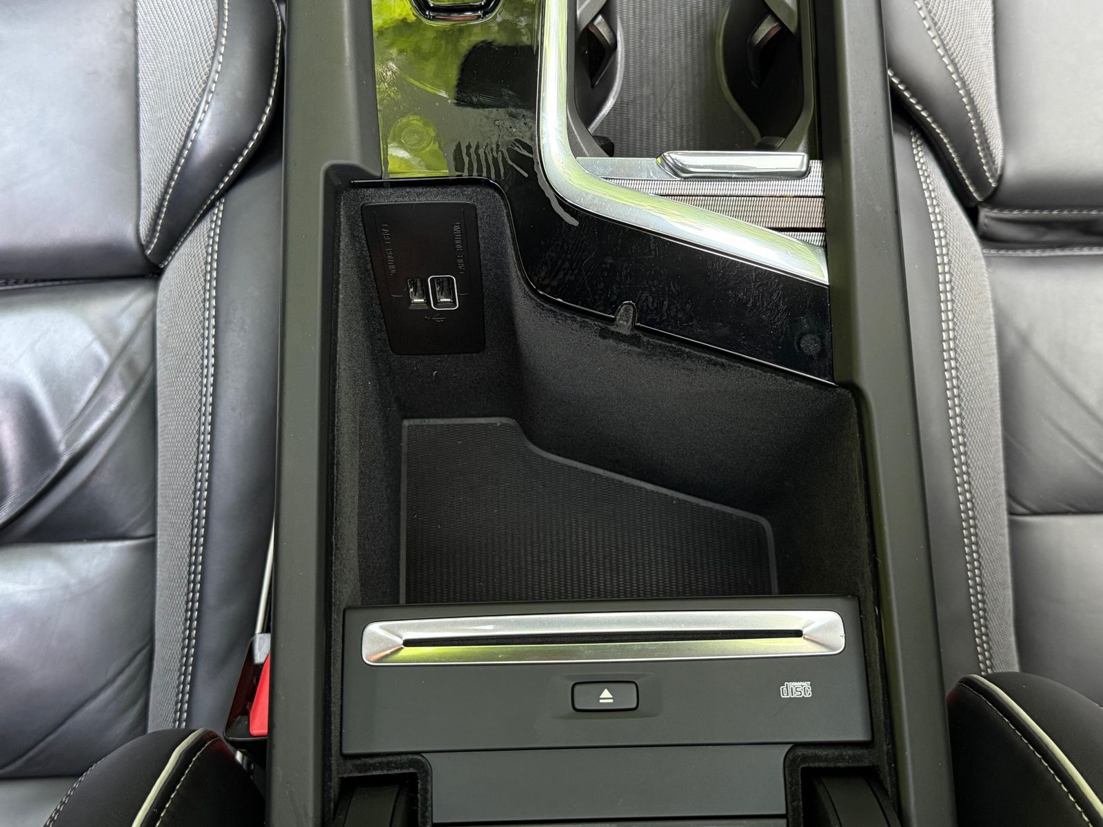 Fahrzeugabbildung Volvo V60 D4 Aut. R Design LED+NAV+AHK+SHZ+PANO+360°+