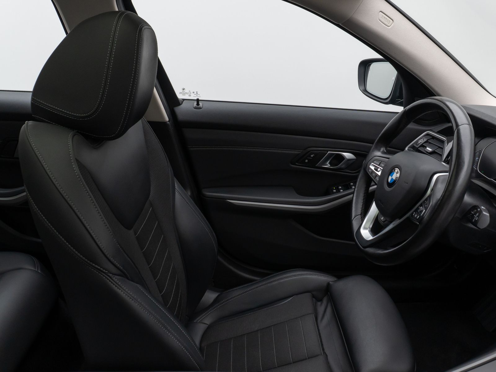 Fahrzeugabbildung BMW 320d Panorama DAB HiFi Lenkrhzg PDC AHK Alarm