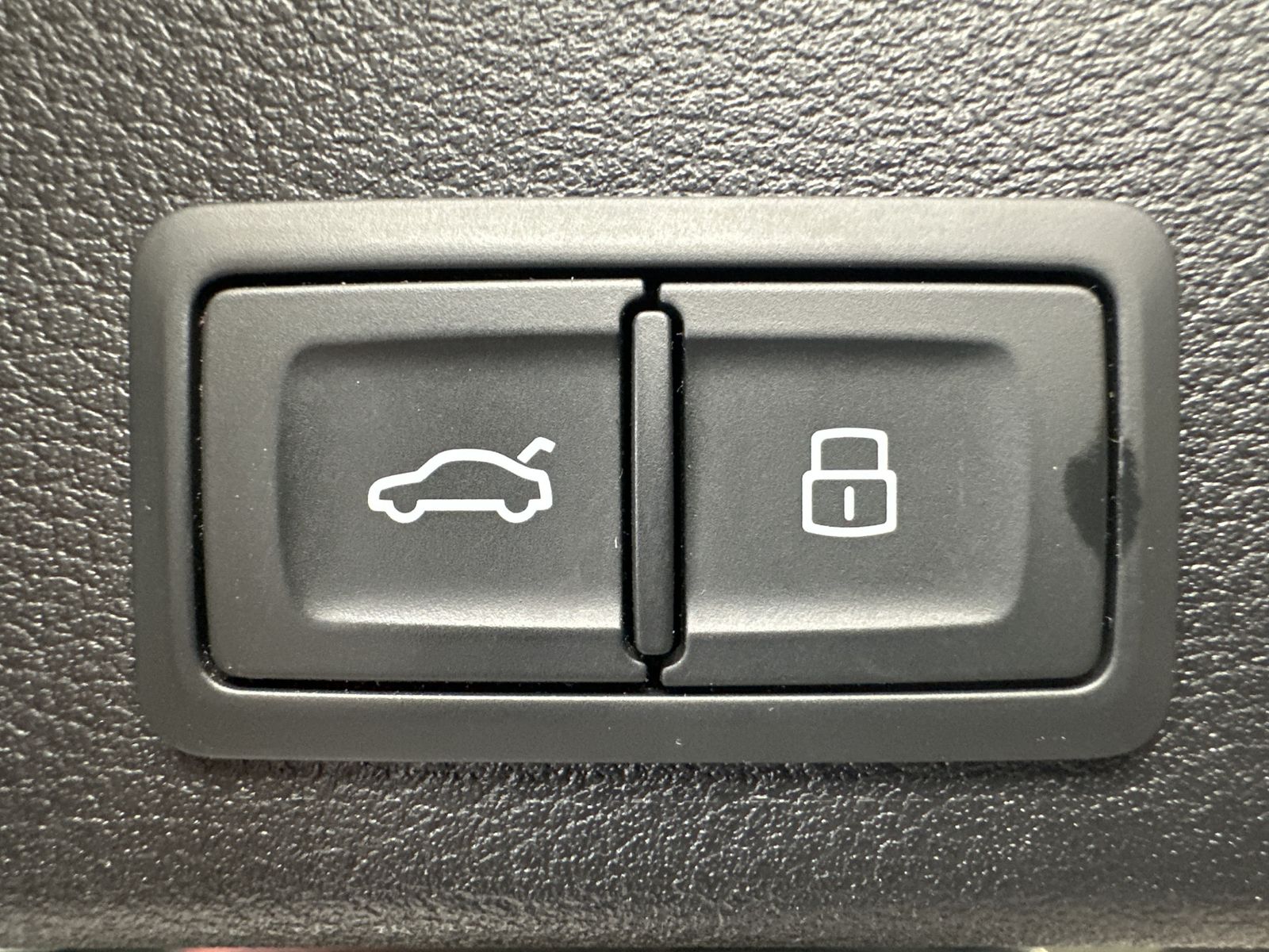 Fahrzeugabbildung Audi A4 Avant 40 TFSI S-Line Qu VCOCK+HUD+NAV+LED+ACC