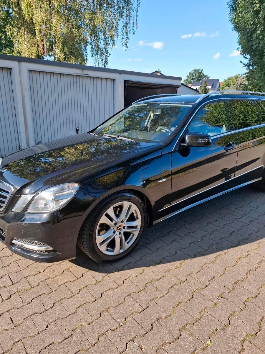 Mercedes-Benz E220 2012 — rear view