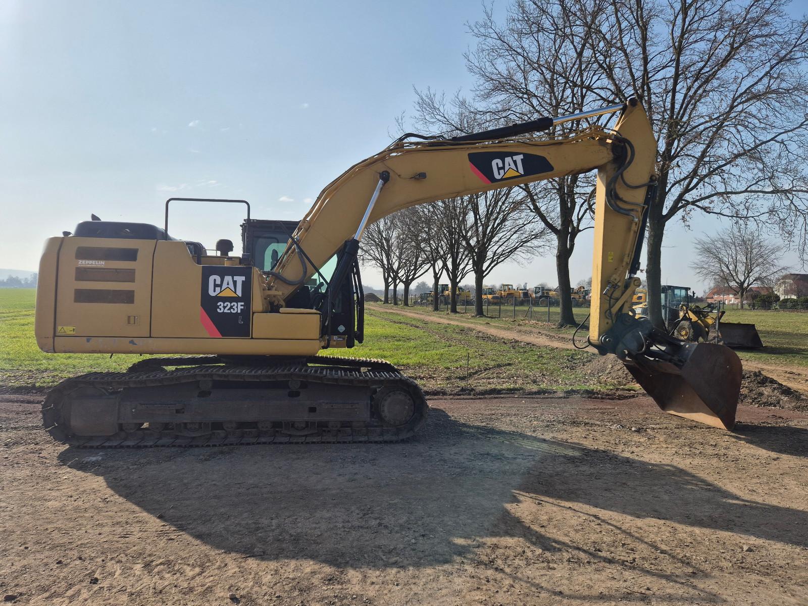 CAT 323 F L , orig. 8.100h, 1. Hand, dt. Maschine