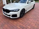 BMW M550i xDrive A - AHK, Garantie bis 02.2028,Glasd