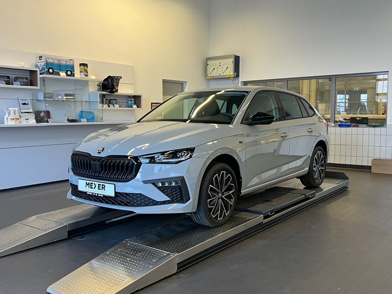 Fahrzeugabbildung SKODA Scala TOUR 1.0 TSI DSG *AHK, Black-Paket, Matrix
