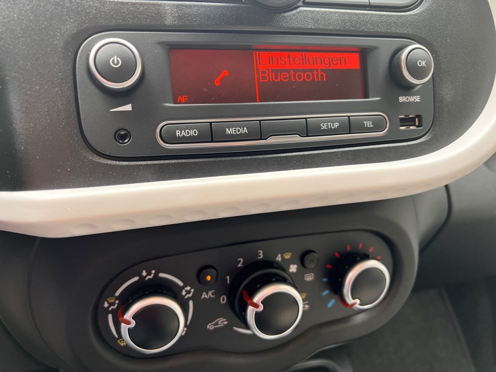 Fahrzeugabbildung Renault Twingo Limited SCE 75 Klima SHZ Freispr.