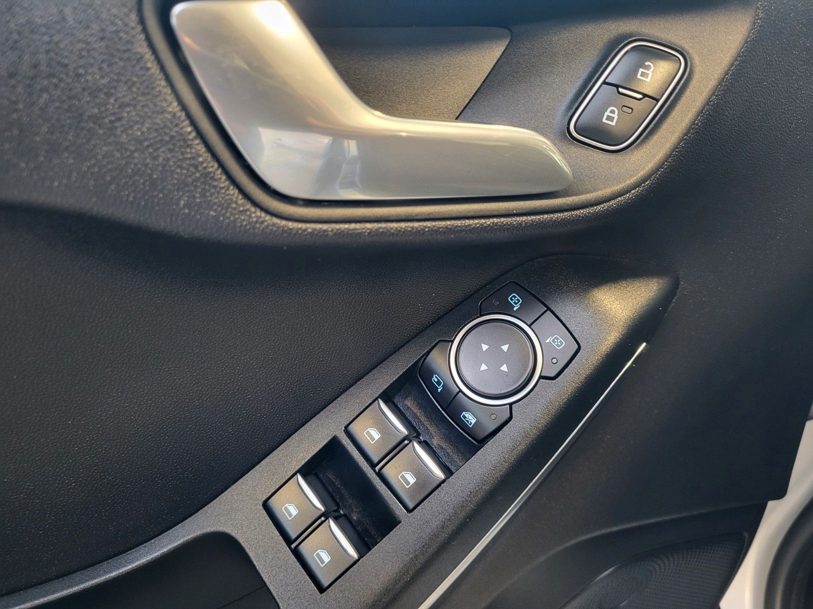 Fahrzeugabbildung Ford Fiesta Titanium/Winterpaket/Sportsitze/LED