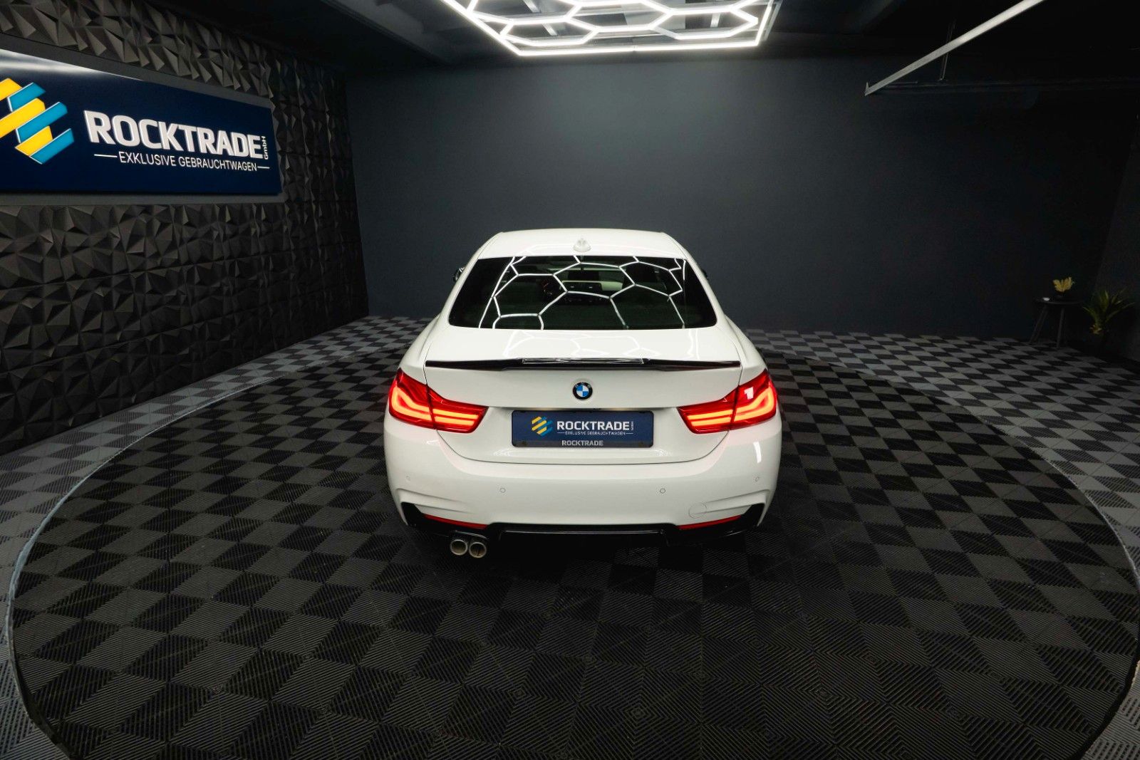 Fahrzeugabbildung BMW 420i M Sport Coupe Shadow Line Performance LCI