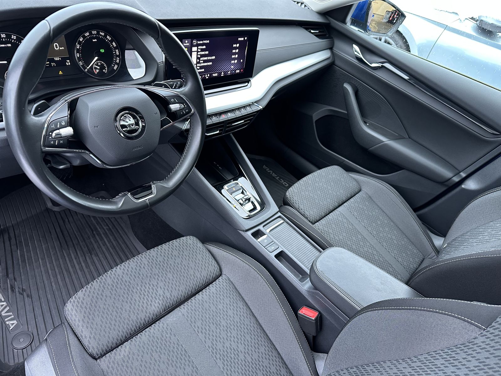 Fahrzeugabbildung SKODA Octavia Combi Clever NAV+LED+PANO+AHK+KAMERA+PP