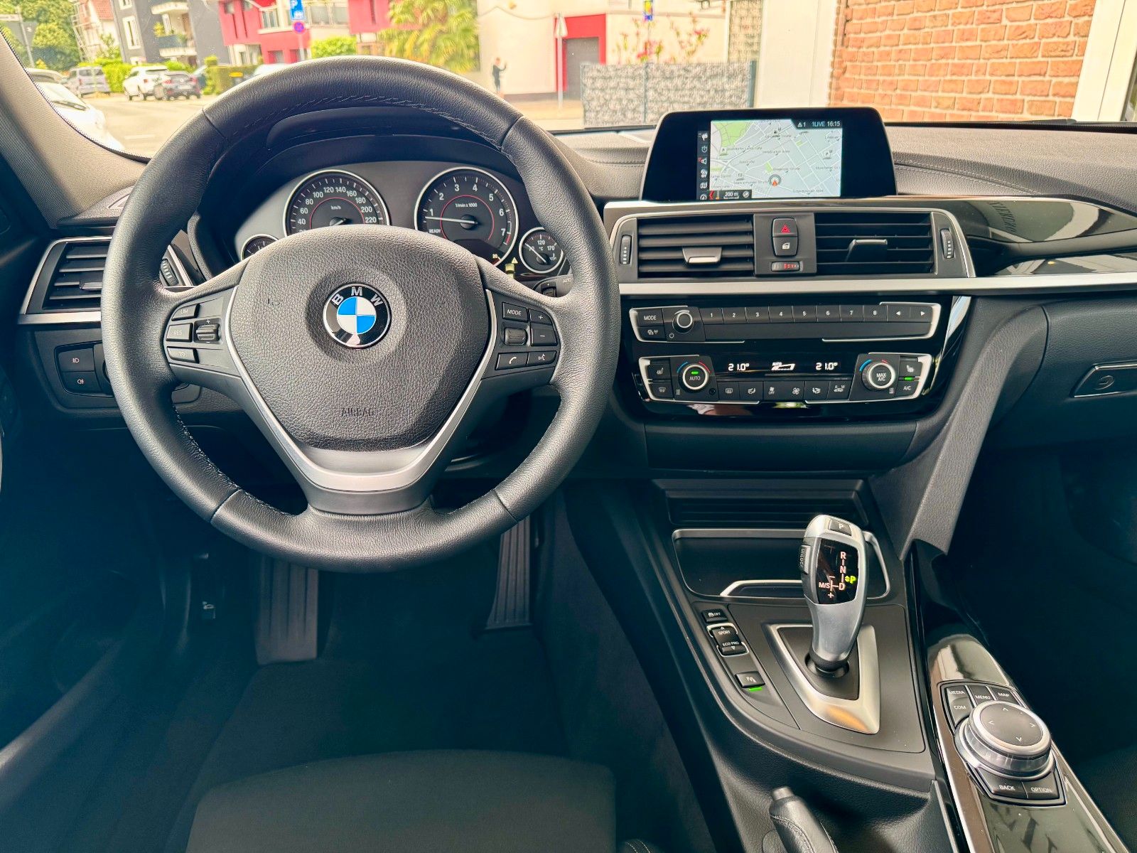 Fahrzeugabbildung BMW 320 i Touring Sport Line Autom. Navi/LED/53 Tkm