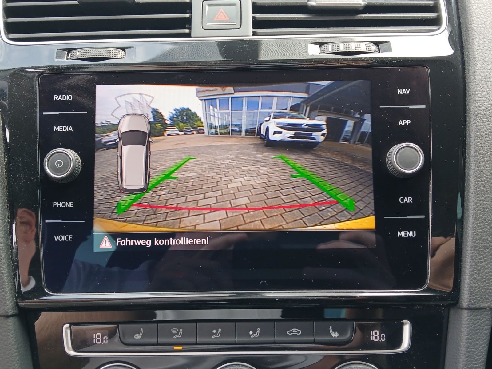Fahrzeugabbildung Volkswagen Golf VII Variant TSI Highline LED Navi ACC SHZ R