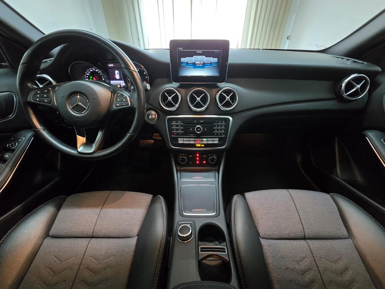 Mercedes-Benz GLA 200 d Style LED Navi Teilleder Telefon 19"