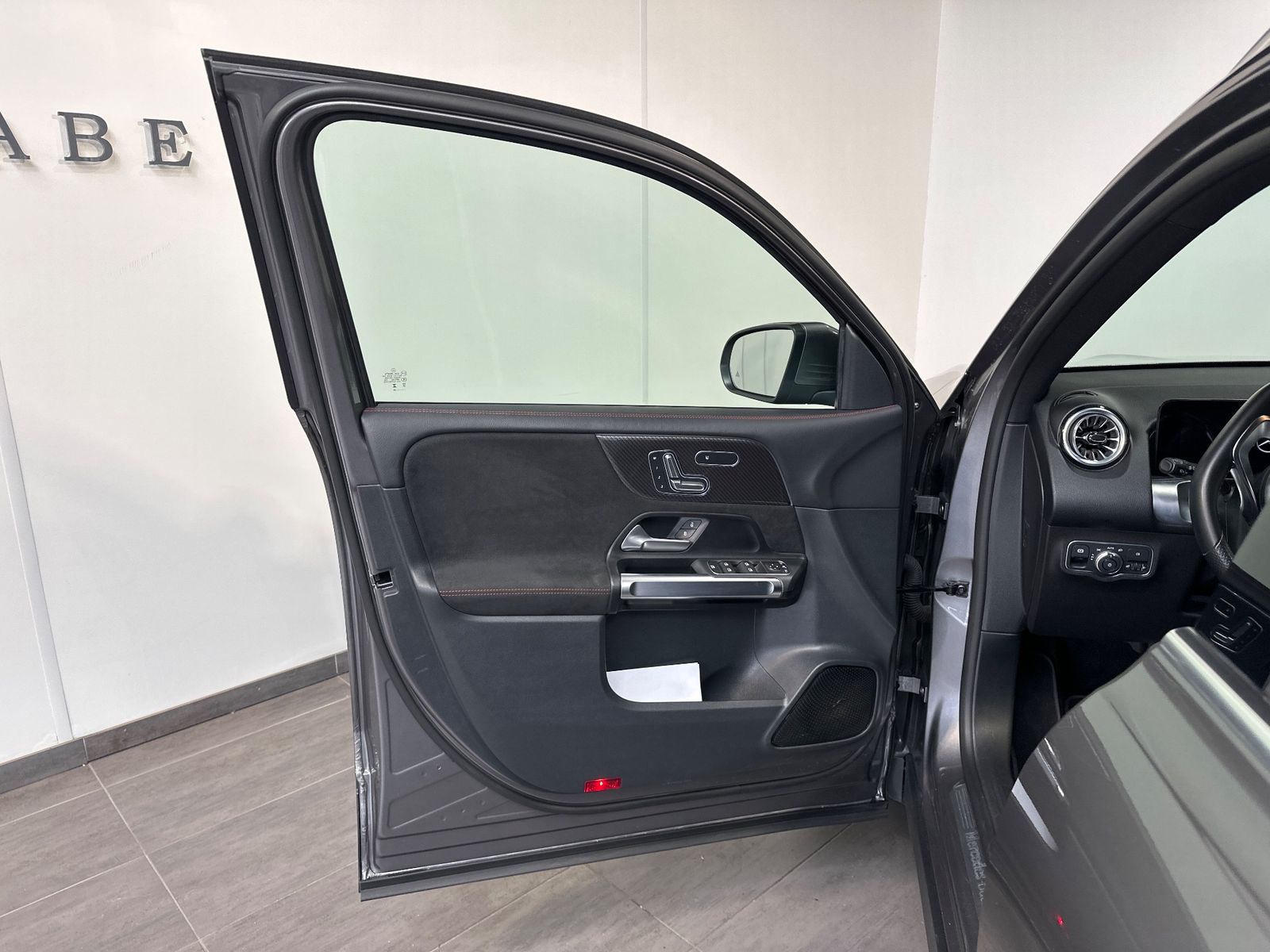 Fahrzeugabbildung Mercedes-Benz GLB 220d AMG Line NAV+AHK+360GRAD+SHZ+MEMORY