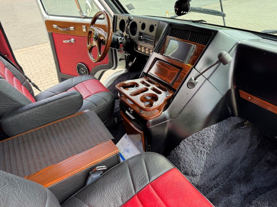 Fahrzeugabbildung Chevrolet Chevy Van G20 5.7 V8 Tiara komplett gemacht