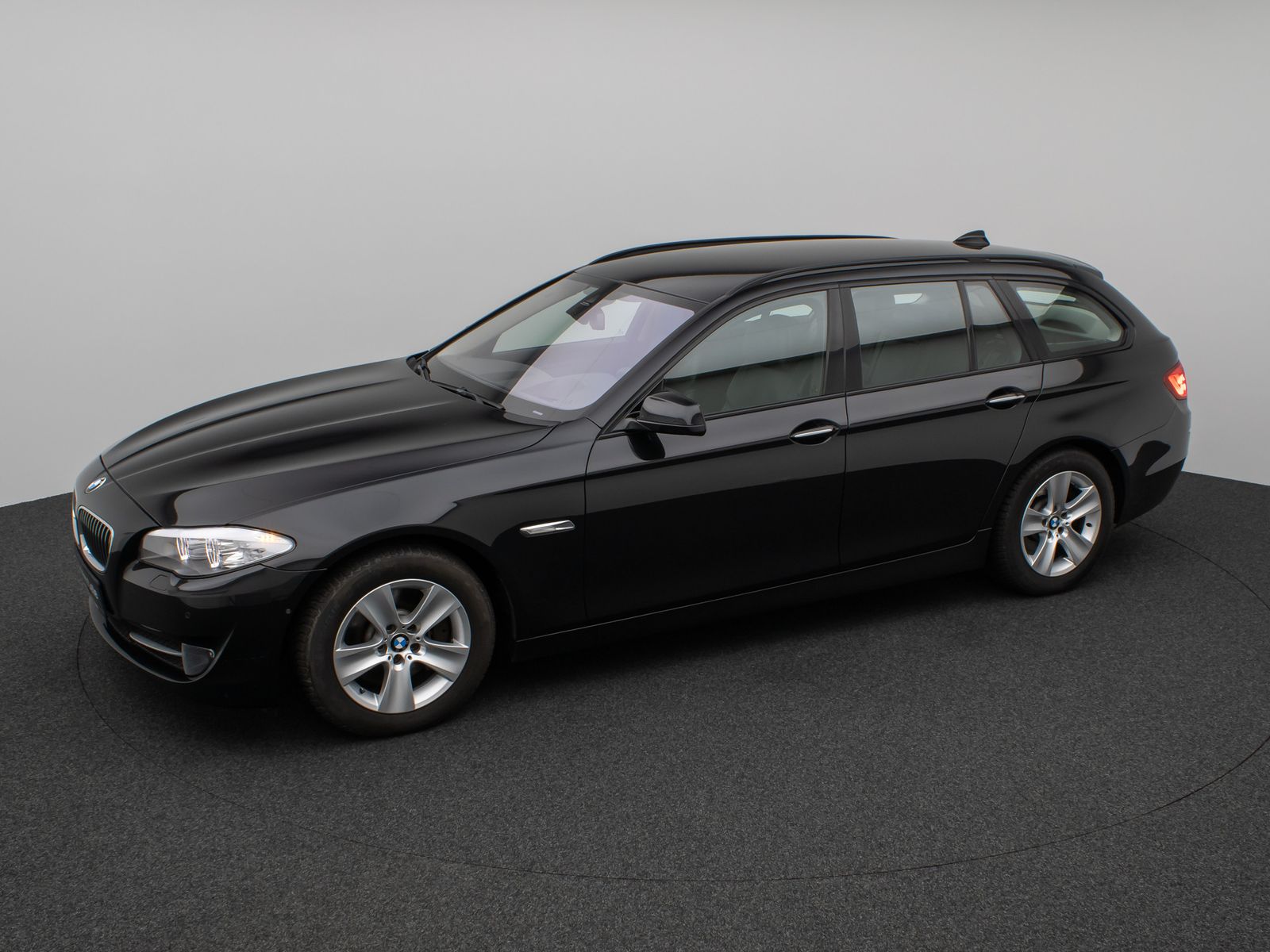 Fahrzeugabbildung BMW 530d HUD HiFi 360°Xenon SoftCl AHK Komfort Sport