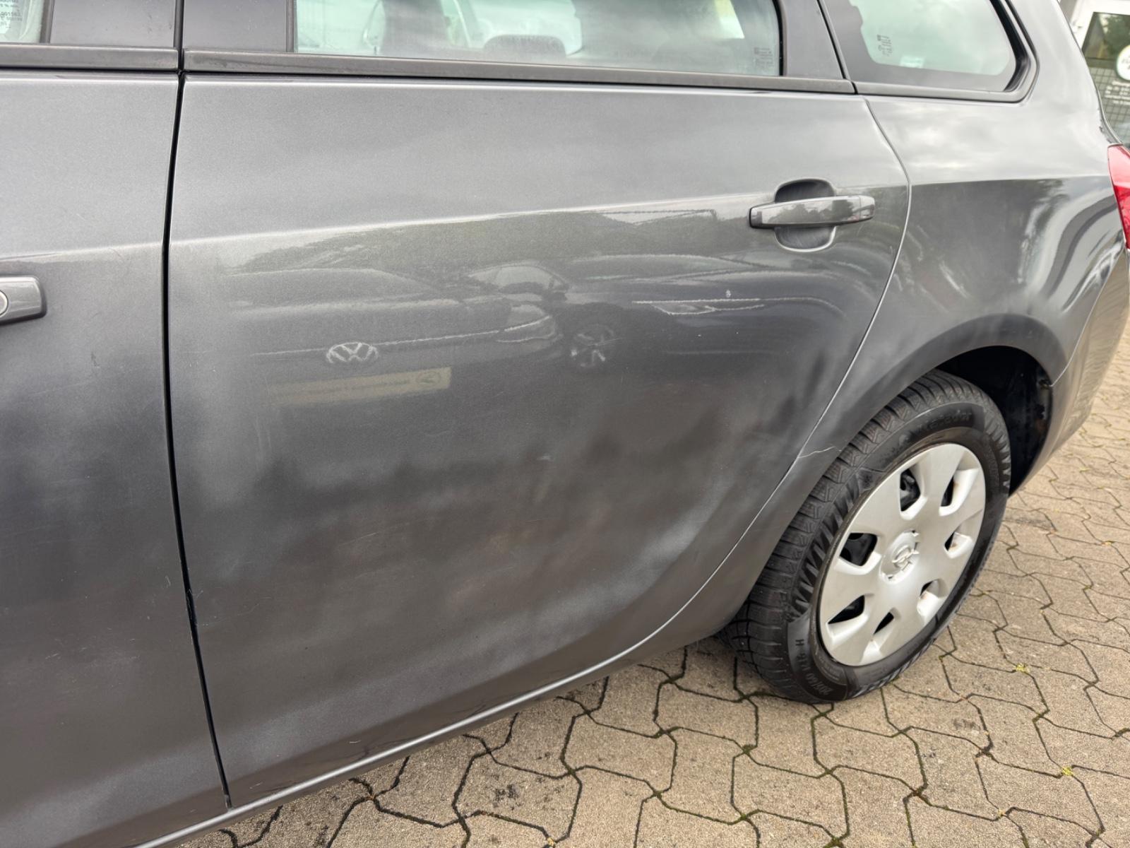 Opel Astra 2011 — photo 10