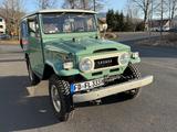 Toyota Land Cruiser FJ40 - Toyota Land Cruiser mit Benzin-Antrieb: Geländewagen