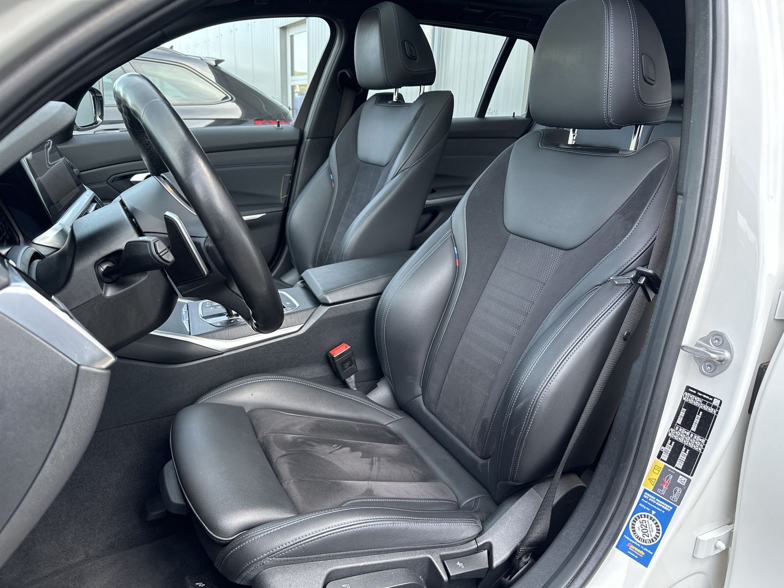 Fahrzeugabbildung BMW 330e Touring xDrive M-Sport NAV+LED+AHK+PANO+SHZ