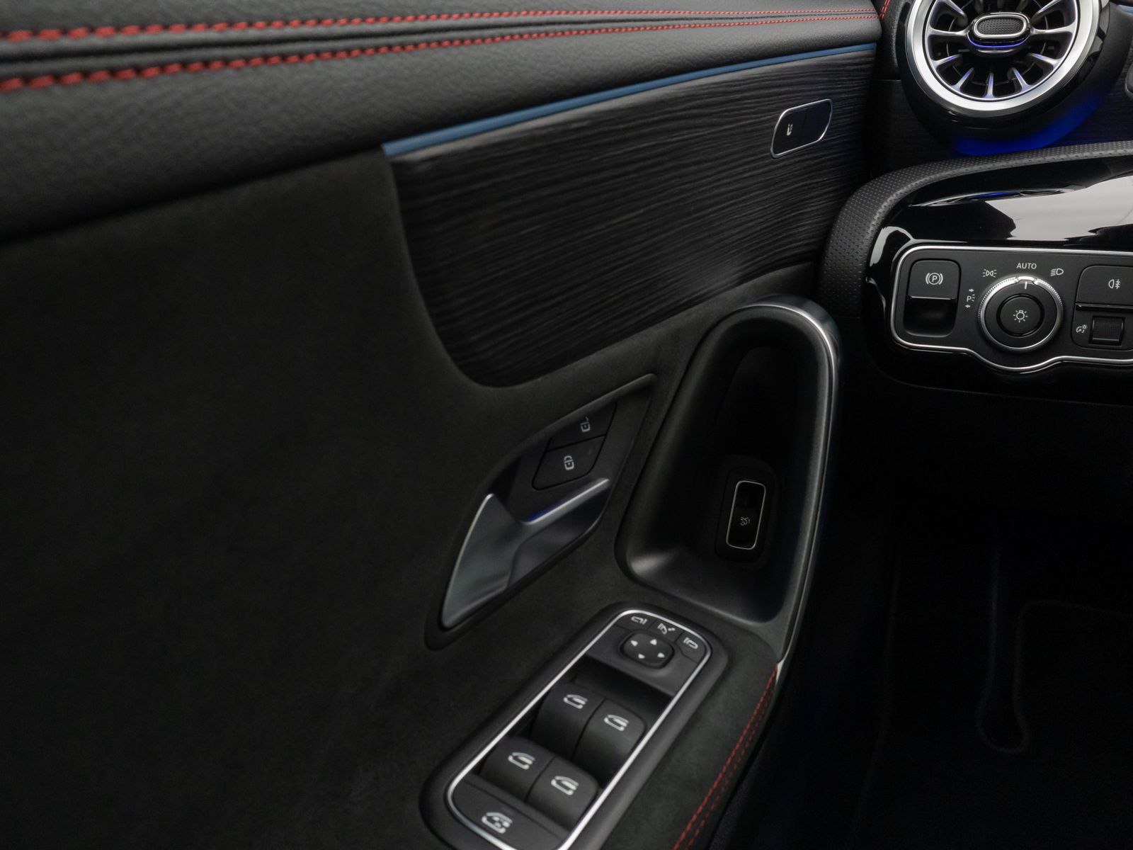 Fahrzeugabbildung Mercedes-Benz CLA 200d AMG Line Panorama 360°Lenkrhzg Komfort