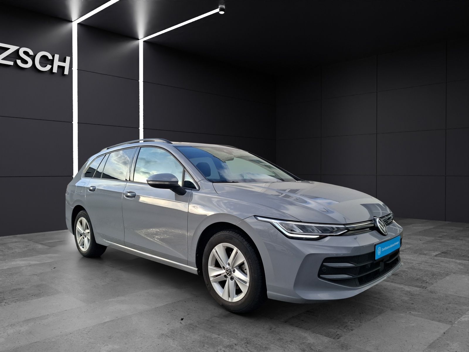 Fahrzeugabbildung Volkswagen Golf VIII Variant TSI Life STH LED Navi ACC HUD