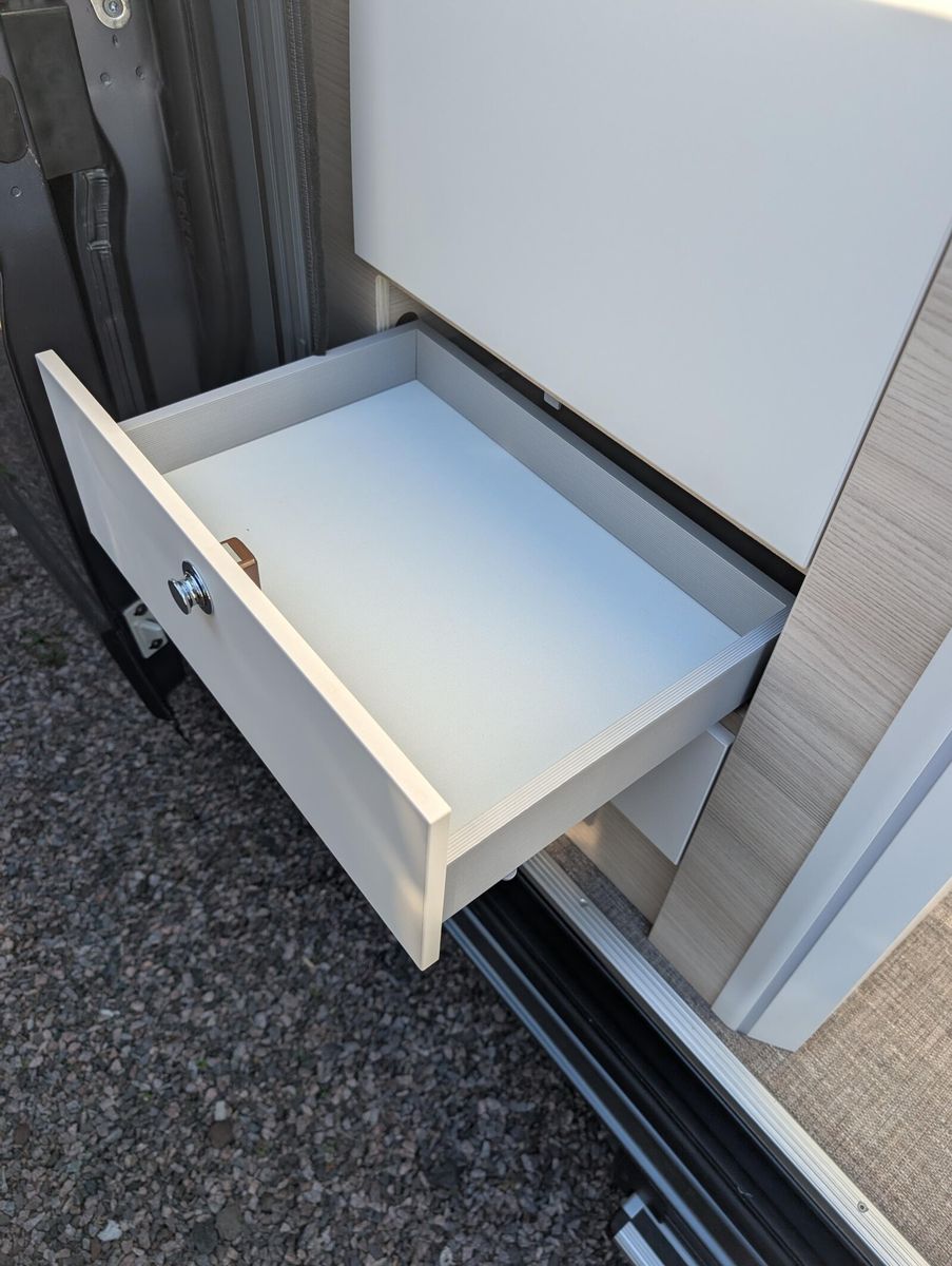 Fahrzeugabbildung Eura Mobil Van V 635 EB  Captain-Chair- Sitze, Skyroof, RFK