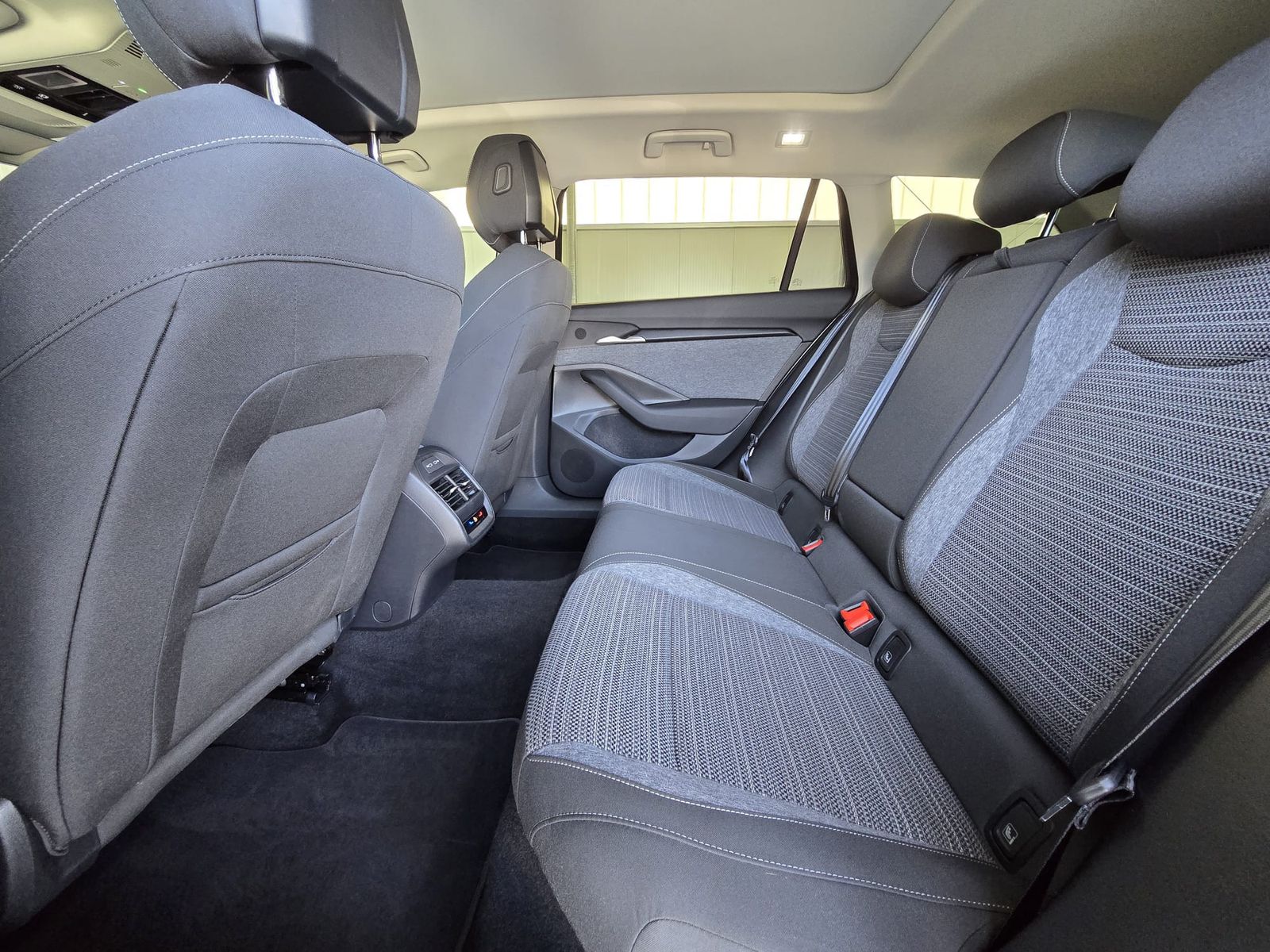 Fahrzeugabbildung SKODA Superb 2.0 TDI 4x4 Selection MATRIX*AHK*PANO*19"