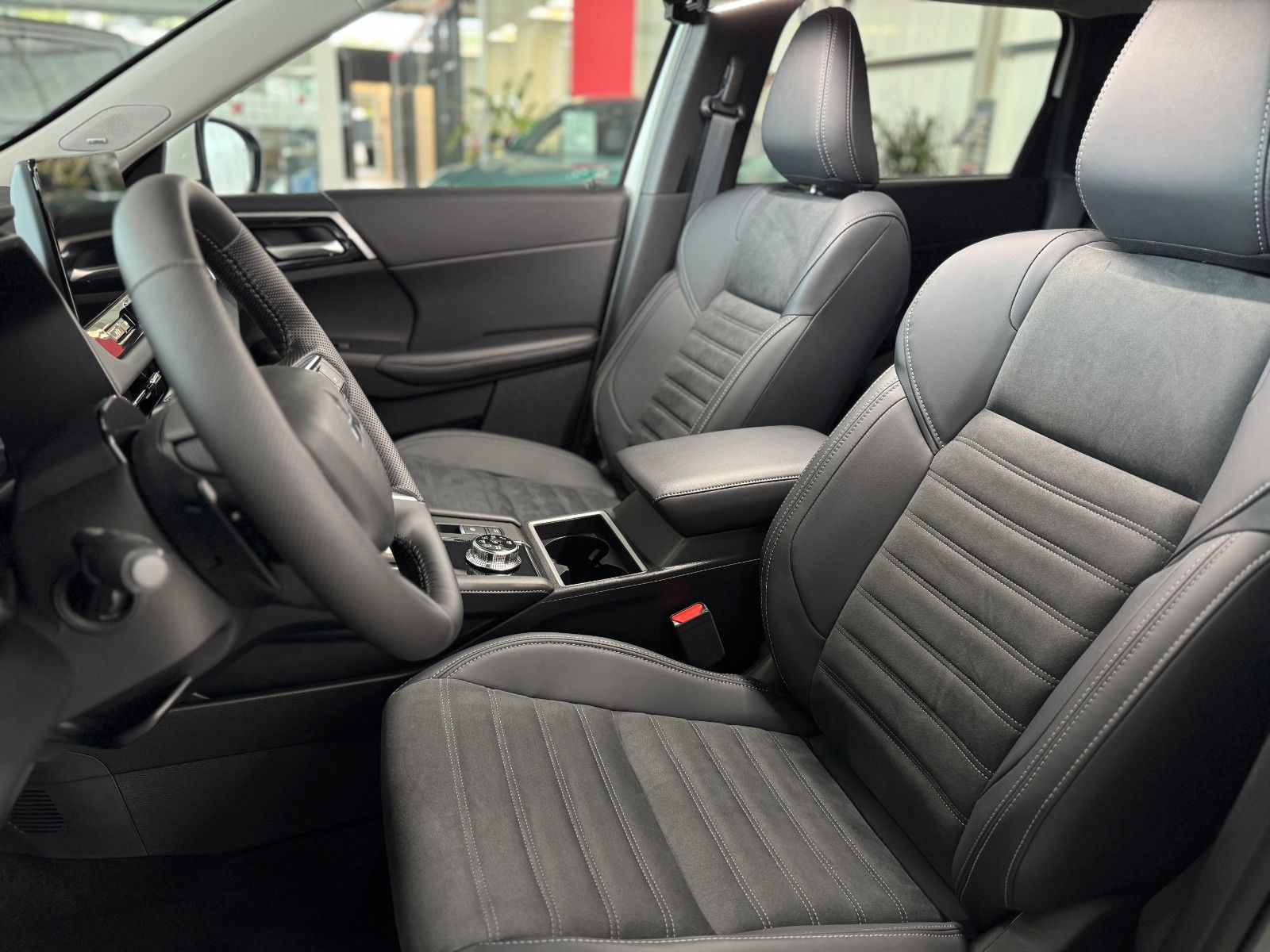 Fahrzeugabbildung Mitsubishi Plug-in Hybrid Outlander Intro Edition