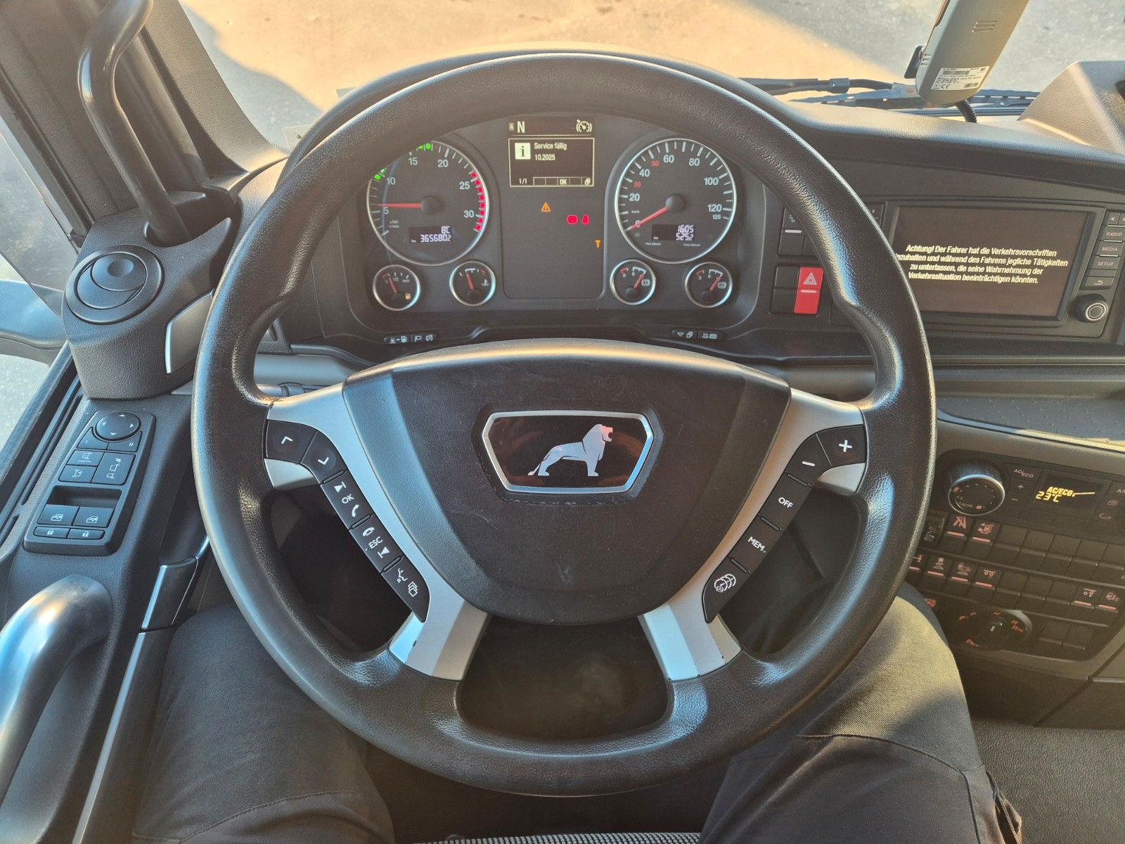 Fahrzeugabbildung MAN TGS 26.460 6x2 Baustoff / Hiab 177 K