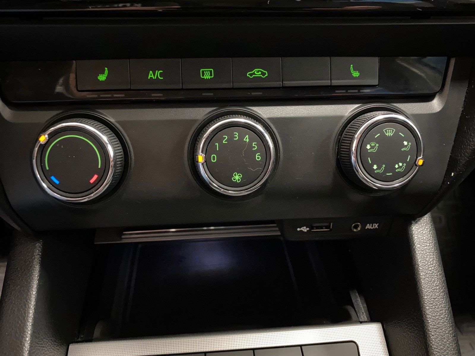 Fahrzeugabbildung SKODA Octavia 2.0 TDI Combi+NAVIGATION+ALU+ALLWETTER++