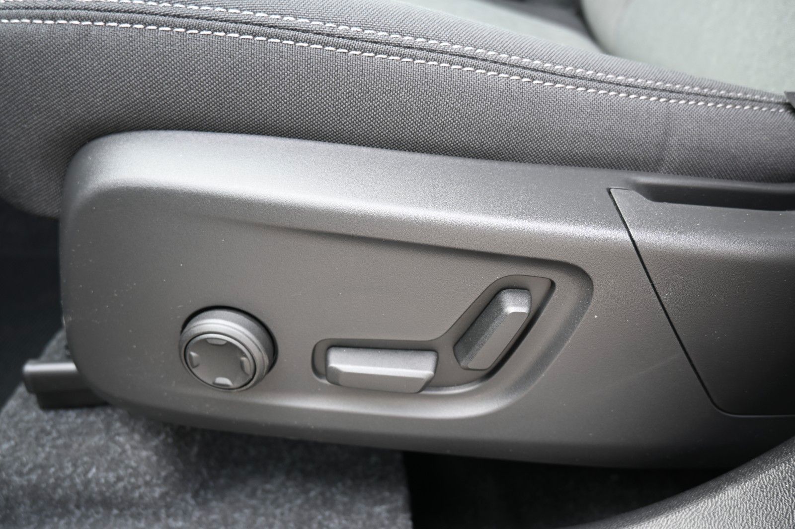 Fahrzeugabbildung Volvo XC40 B3 DKG Plus Dark*FSHZG*360°*AHK*AllSeason