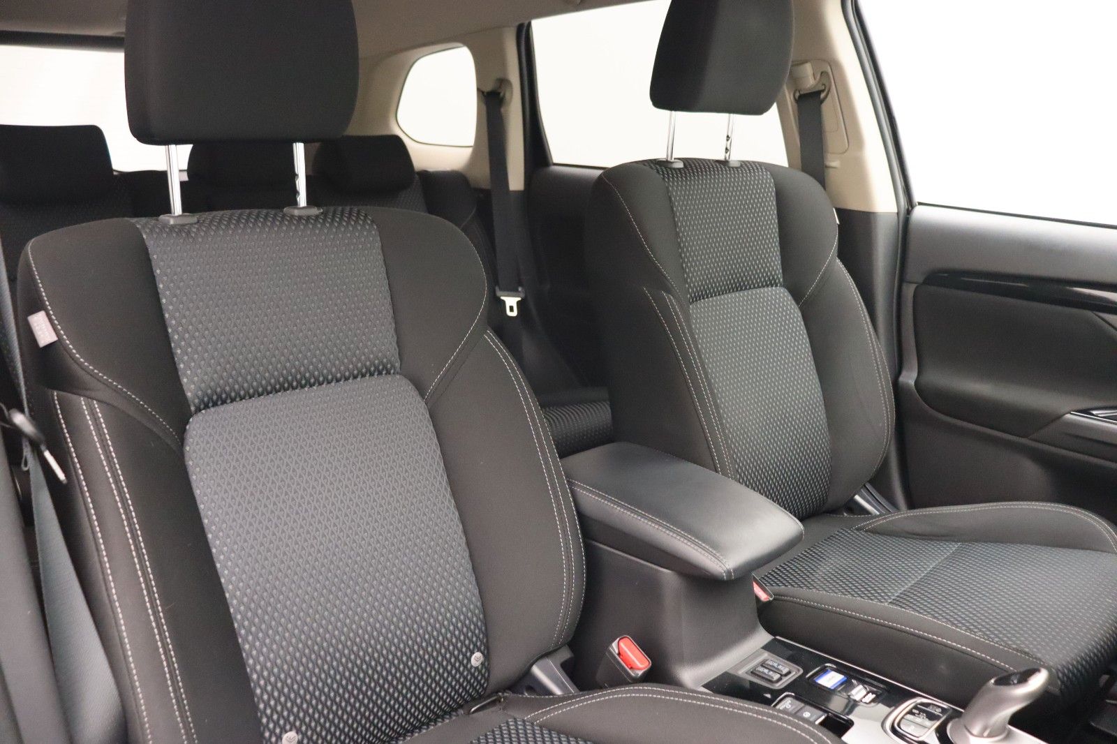 Fahrzeugabbildung Mitsubishi Outlander PHEV 2.4 Basis 4WD