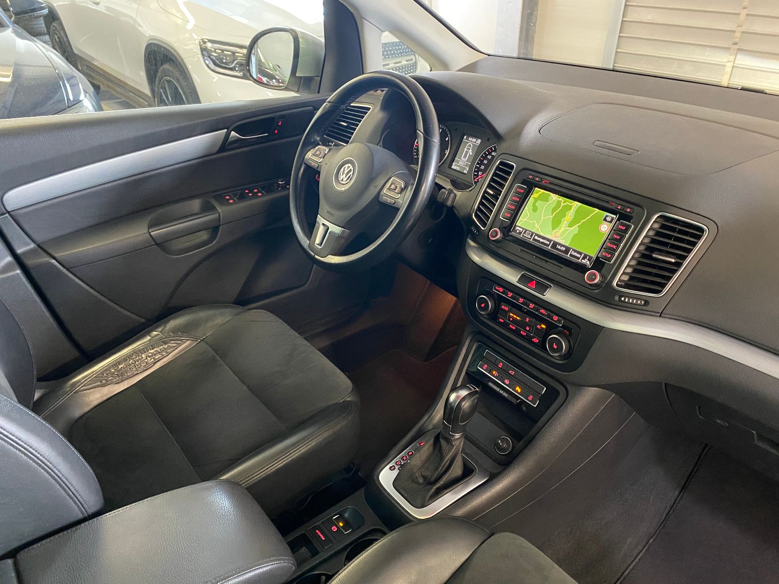Fahrzeugabbildung Volkswagen Sharan Highline TDI DSG AHK DCC Pano Xenon Sthz