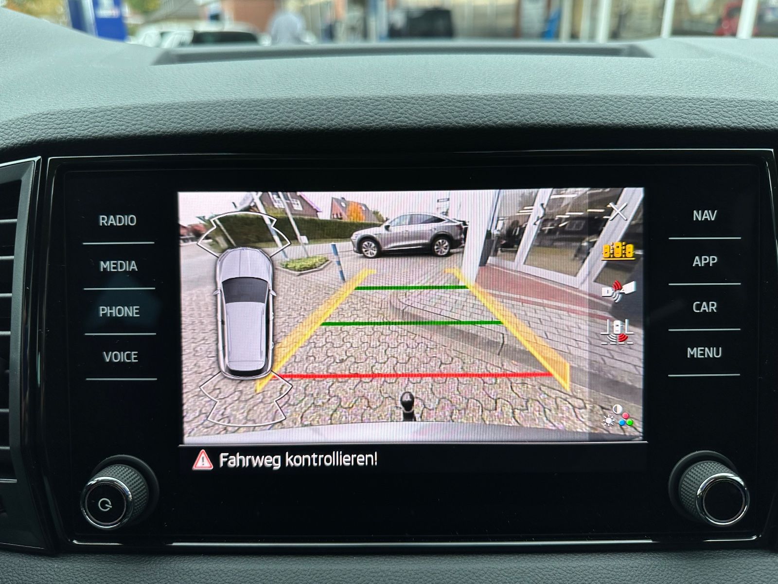 Fahrzeugabbildung SKODA Karoq 1.5 TSI Selection DSG AHK/Navi/ACC/LED/SHZ