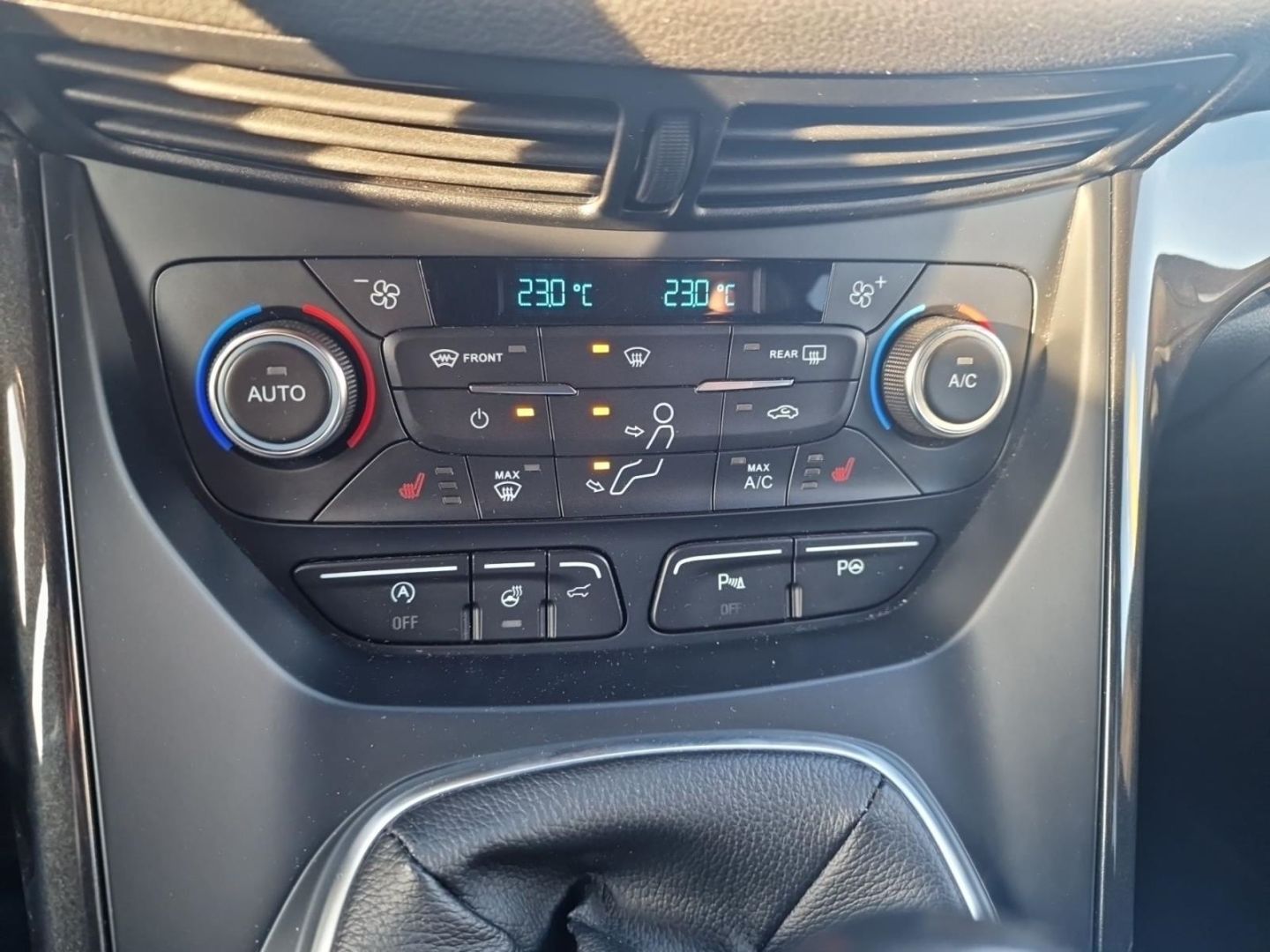 Fahrzeugabbildung Ford Kuga ST-Line, AHK, Xenon,Navi,Winterpaket
