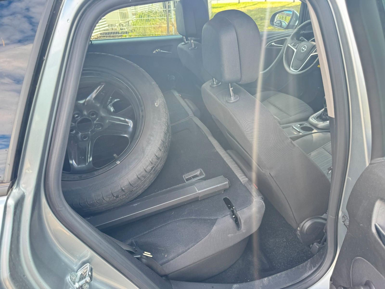 Opel Astra 2011 — photo 18