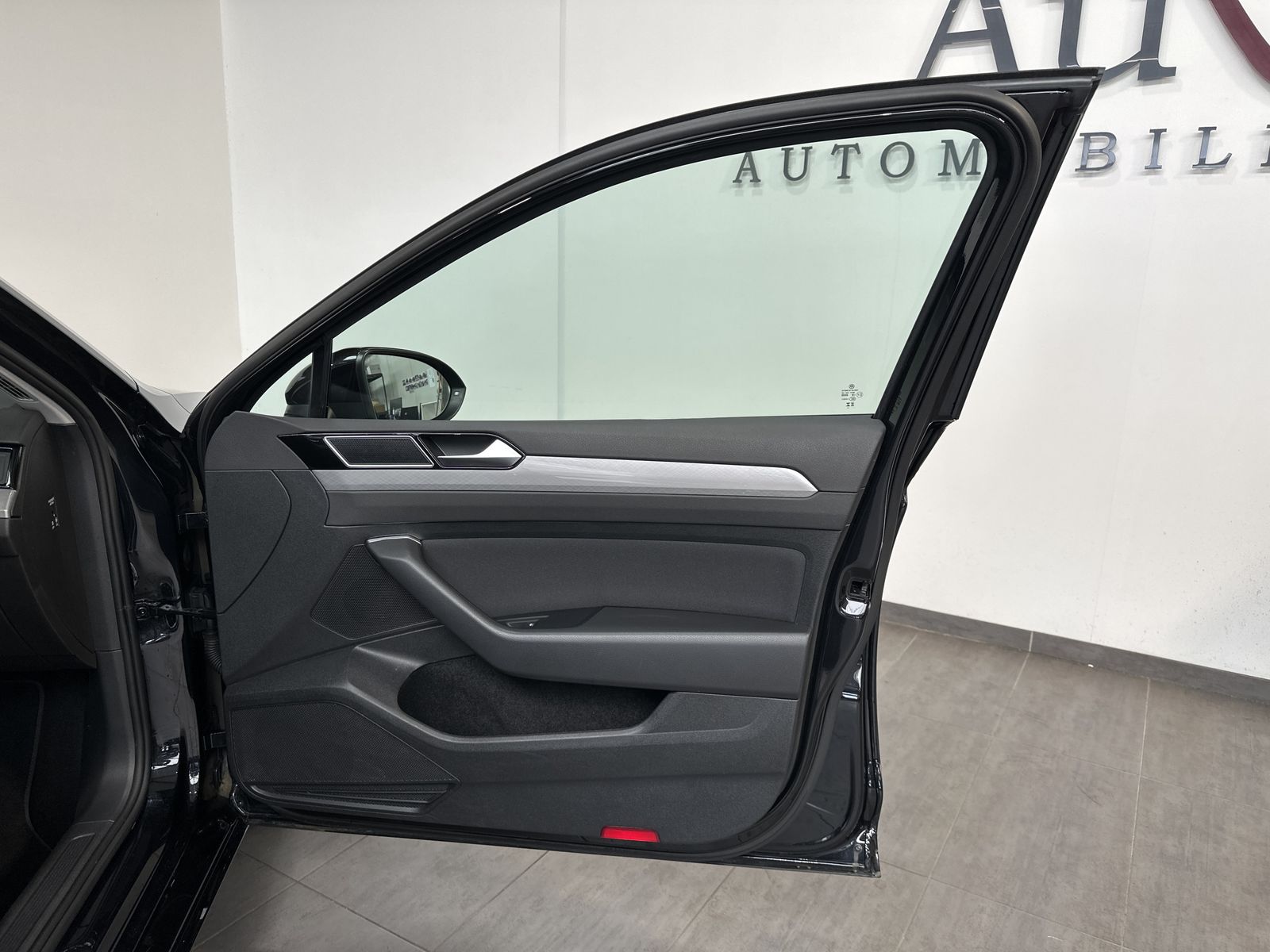 Fahrzeugabbildung Volkswagen Passat Variant 1.5 TSI DSG Business NAV+LED+ACC