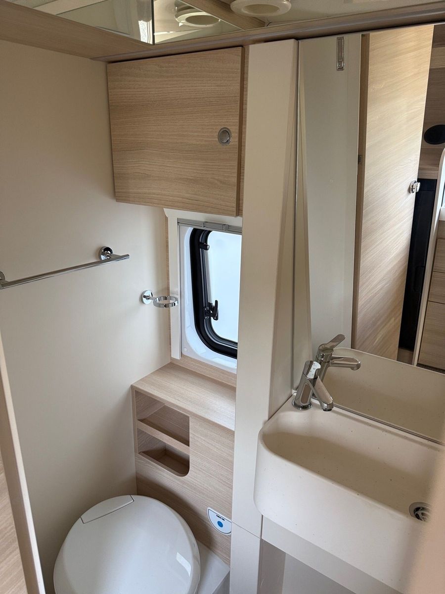 Fahrzeugabbildung Eura Mobil Van V 595 HB Alufelgen, RFK, Captain-Chair-Sitze