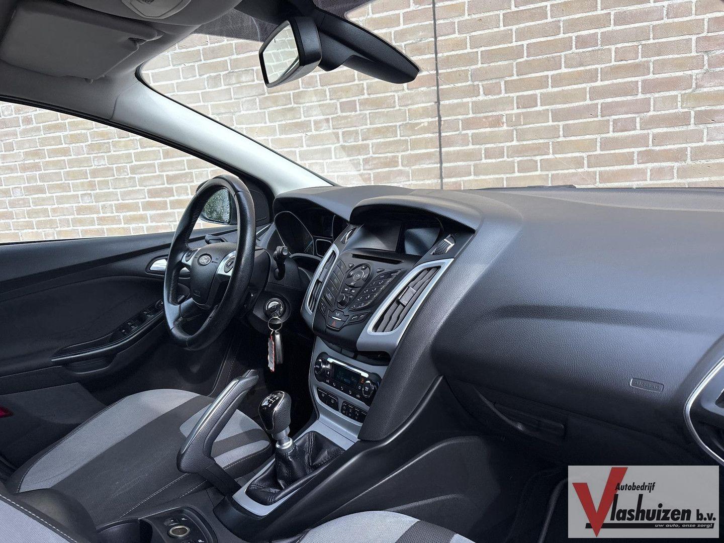 Ford Focus 2012 — photo 17