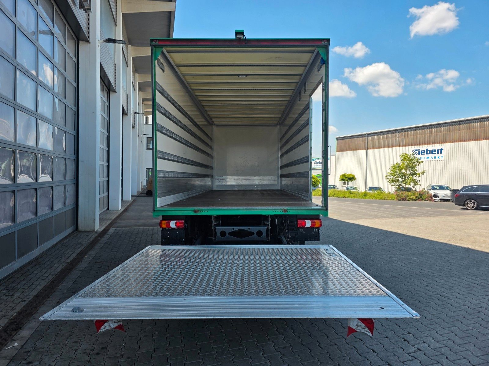 Fahrzeugabbildung Mercedes-Benz Atego 1524 L 4x2 LBW Palfinger 2.000kg Tür Klima