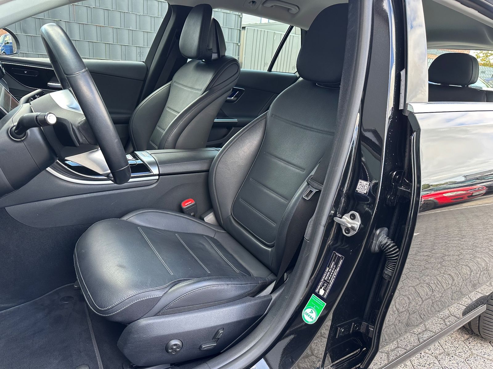 Fahrzeugabbildung Mercedes-Benz C 220d Avantgarde Adv 4Matic NAV+LED+ACC+DISTRO