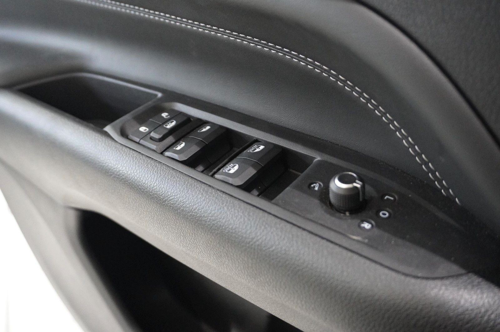 Fahrzeugabbildung Jeep Compass 1.3T GSE LIMITED NAVI/LED/360°/VIRT/DAB+