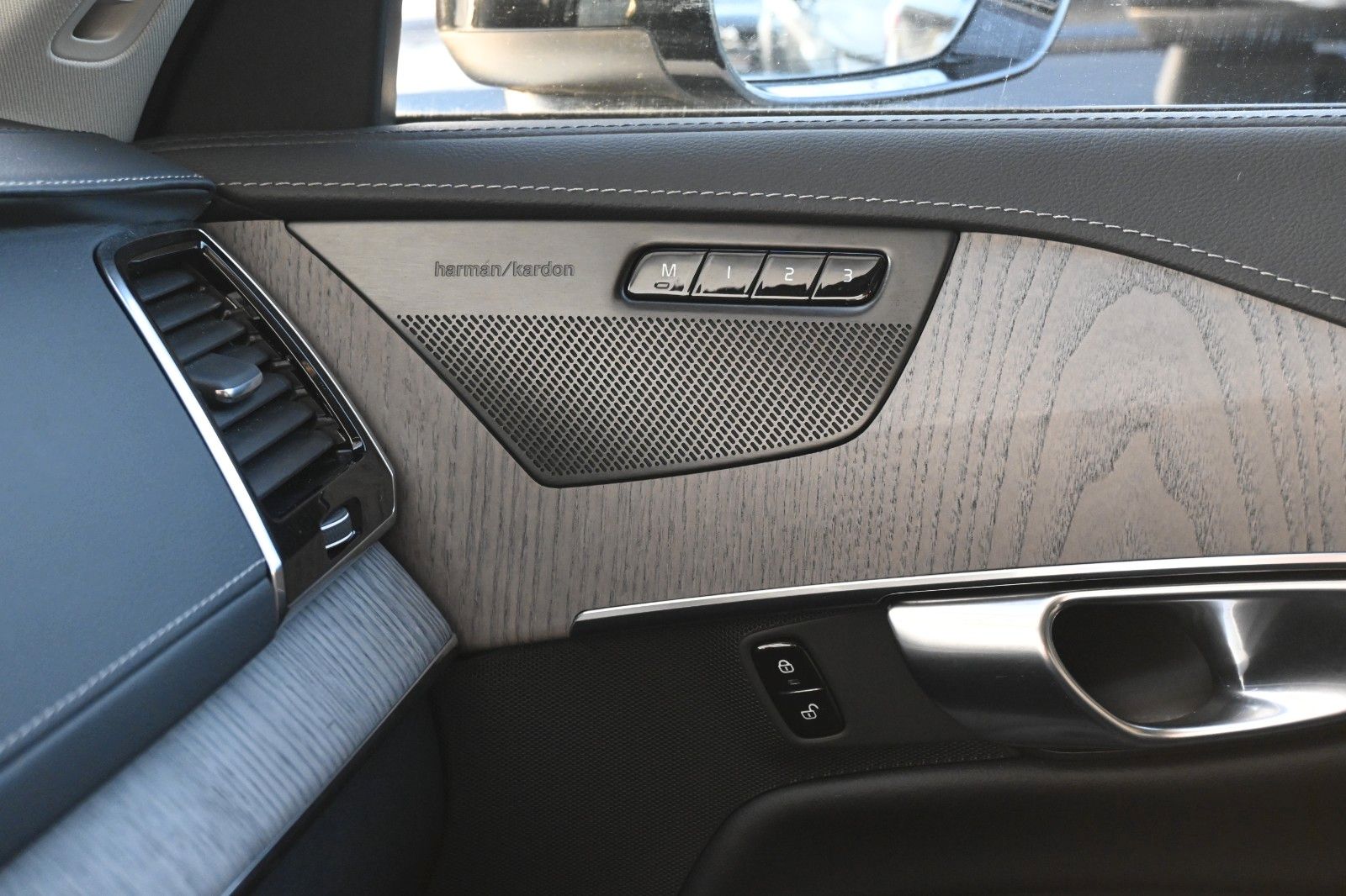 Fahrzeugabbildung Volvo XC90 B5D AWD Plus Dark*STDHZG*PANO*LUFT*360°*AHK