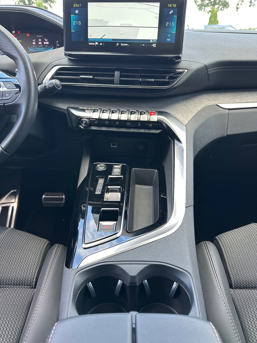 Fahrzeugabbildung Peugeot 3008 GT Plug-In Hybrid 225 NAV+LED+PANORAMA+AHK