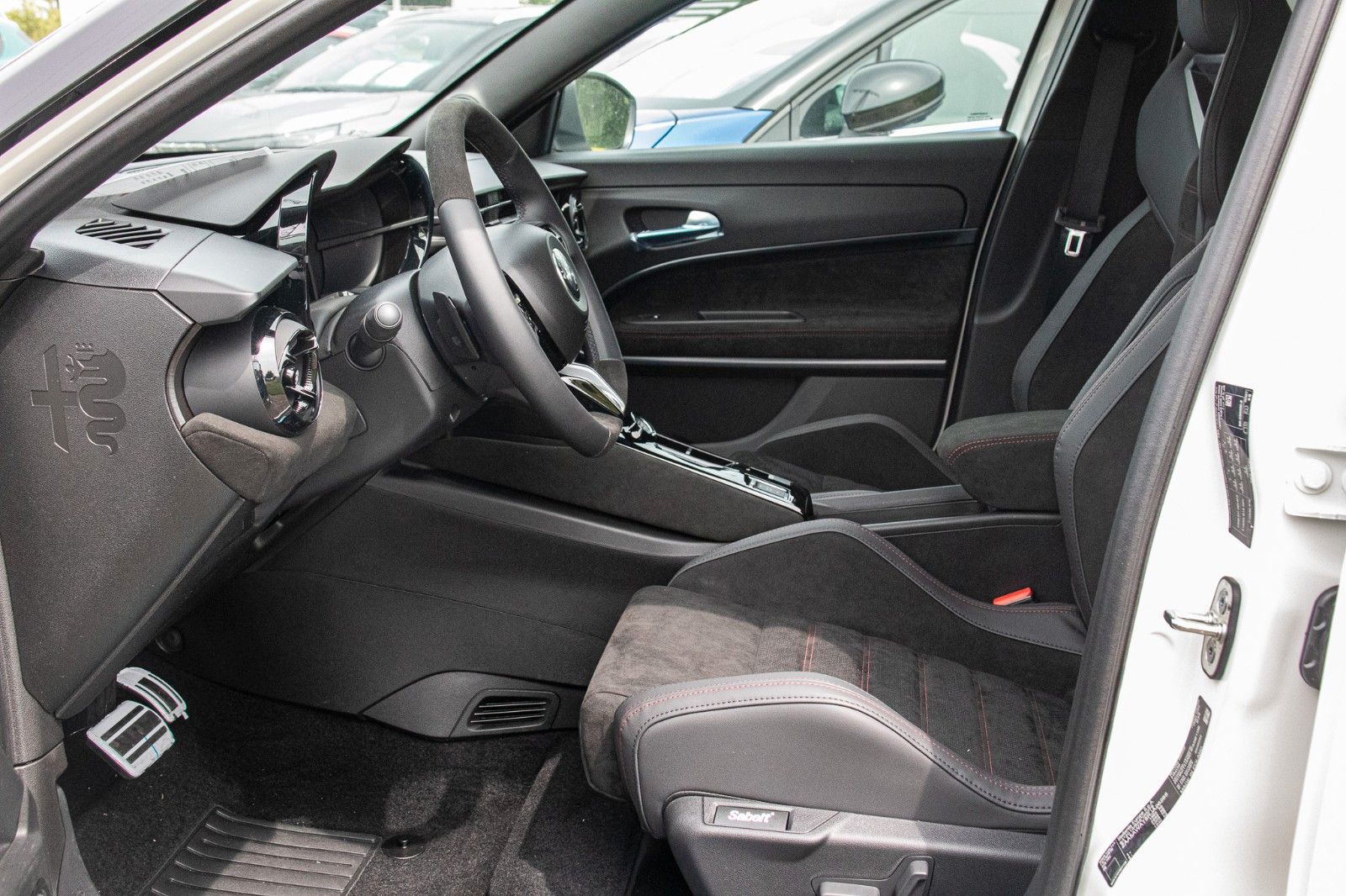 Fahrzeugabbildung Alfa Romeo Junior Q4 Ibrida 1.2 VGT  Prem+Tech+Sport-Paket