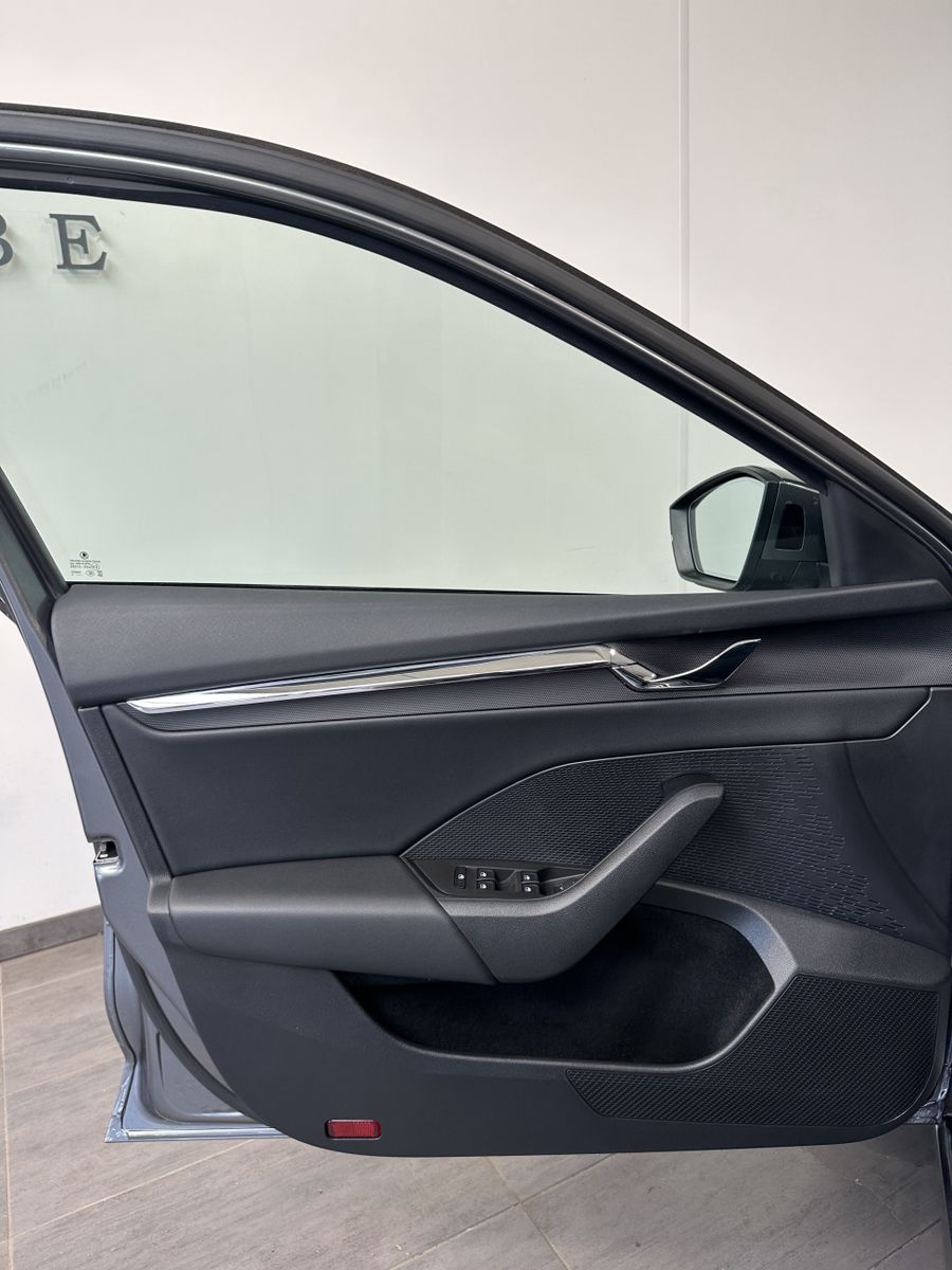 Fahrzeugabbildung SKODA Octavia Combi 2.0 TDI DSG Style NAV+MATRIX+AHK
