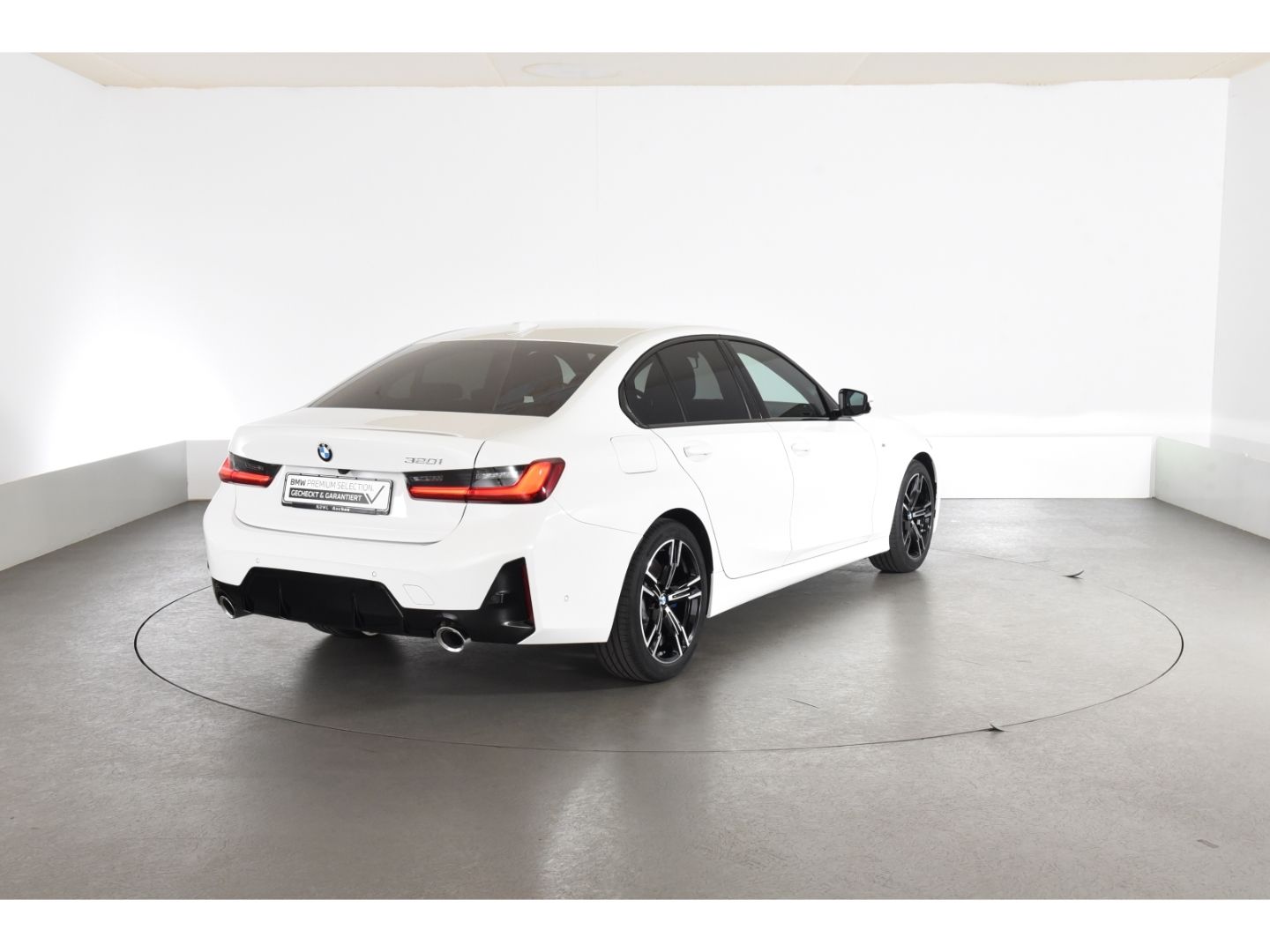 BMW 320 i M Sport Limousine Anhängerkupplung Lenkrad foto 4