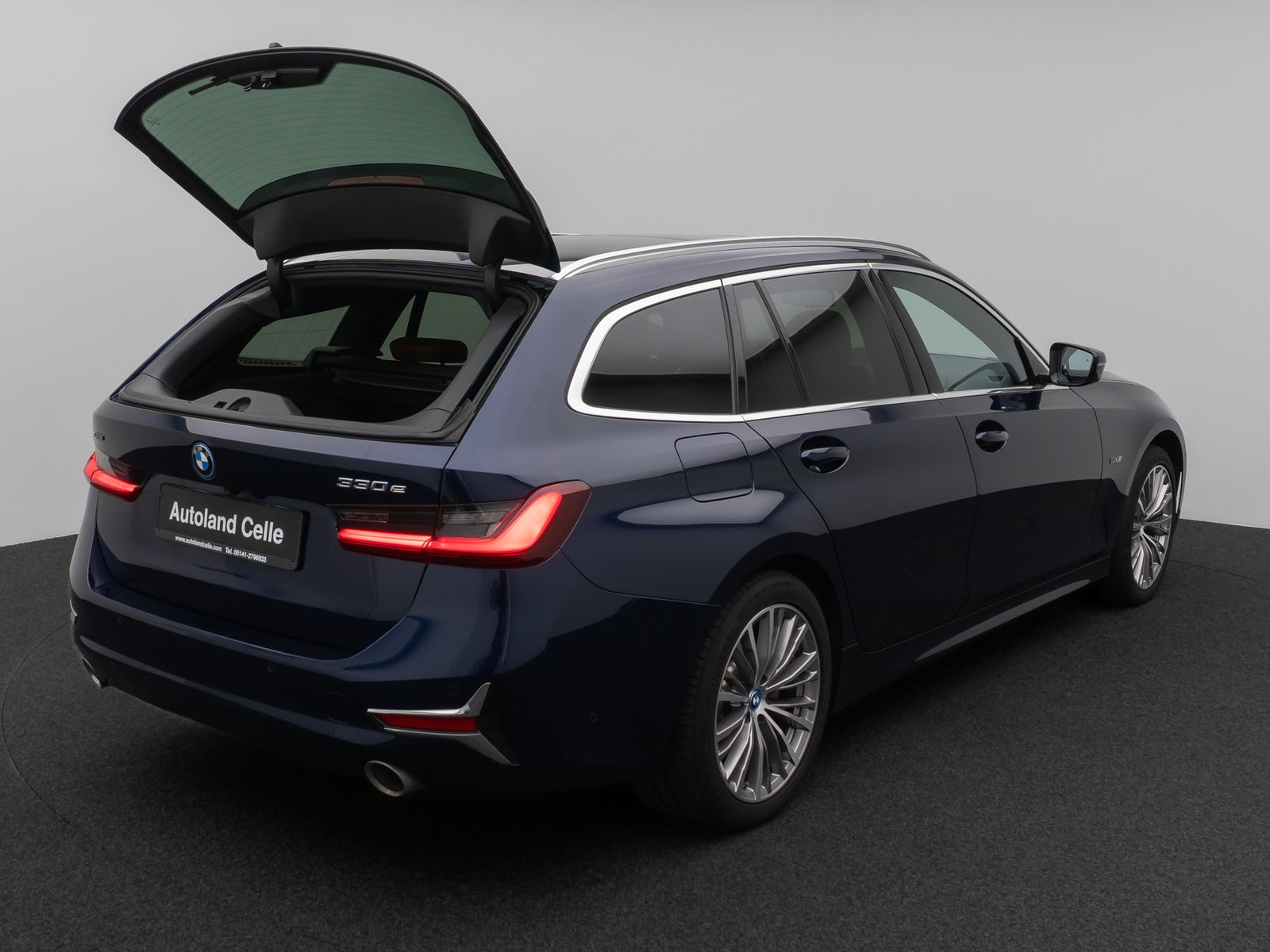 Fahrzeugabbildung BMW 330e xD Luxury Line Panorama HUD Individual Voll