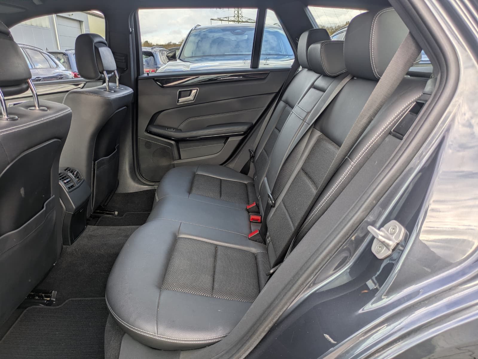 Fahrzeugabbildung Mercedes-Benz E 220 Avantgarde LED*AHK*KAMERA*TEMP*NAVI*SHZ