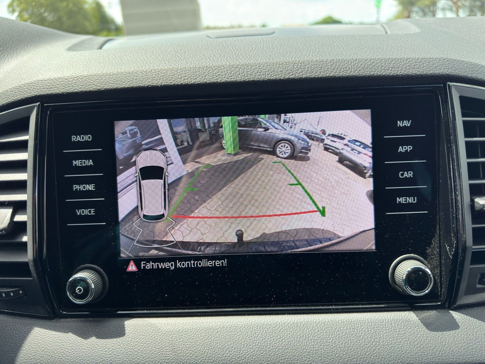 Fahrzeugabbildung SKODA Karoq Sportline 1.5TSI DSG*RFK*AHK*SideAss*eHeck