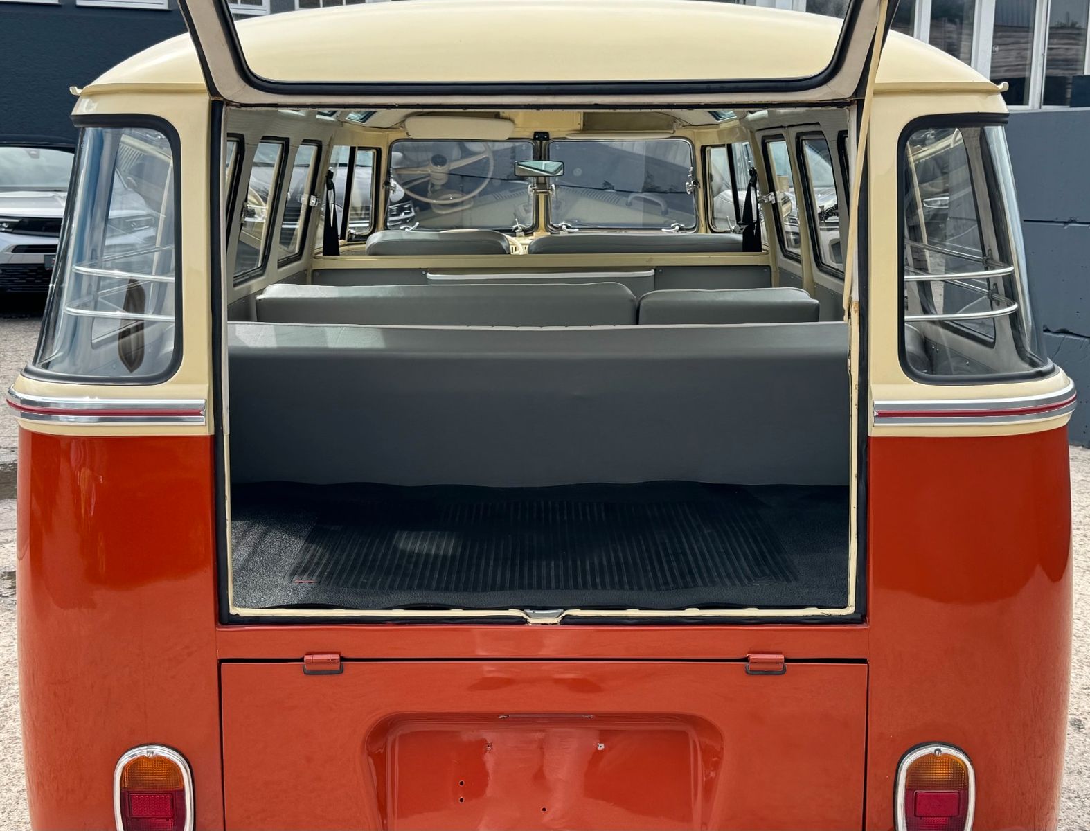 Fahrzeugabbildung Volkswagen T1 Samba 9-Sitzer Faltdach mit Panoramafenstern